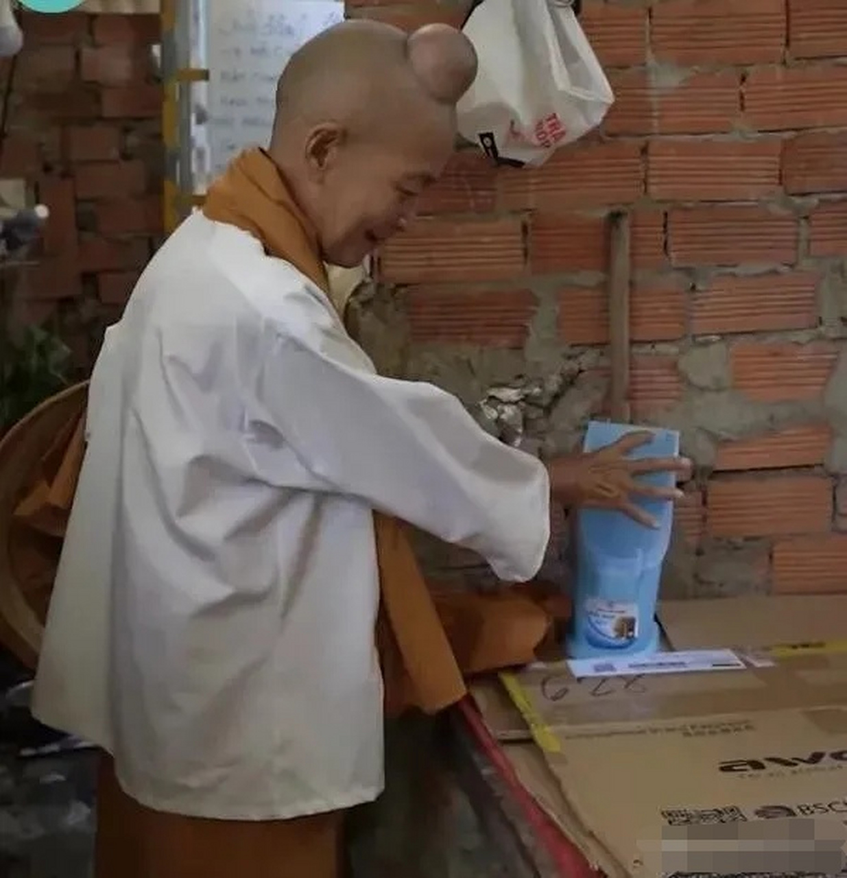 1993年,越南平阳有个尼姑,头上长有跟释迦摩尼佛一样的肉髻,被当地