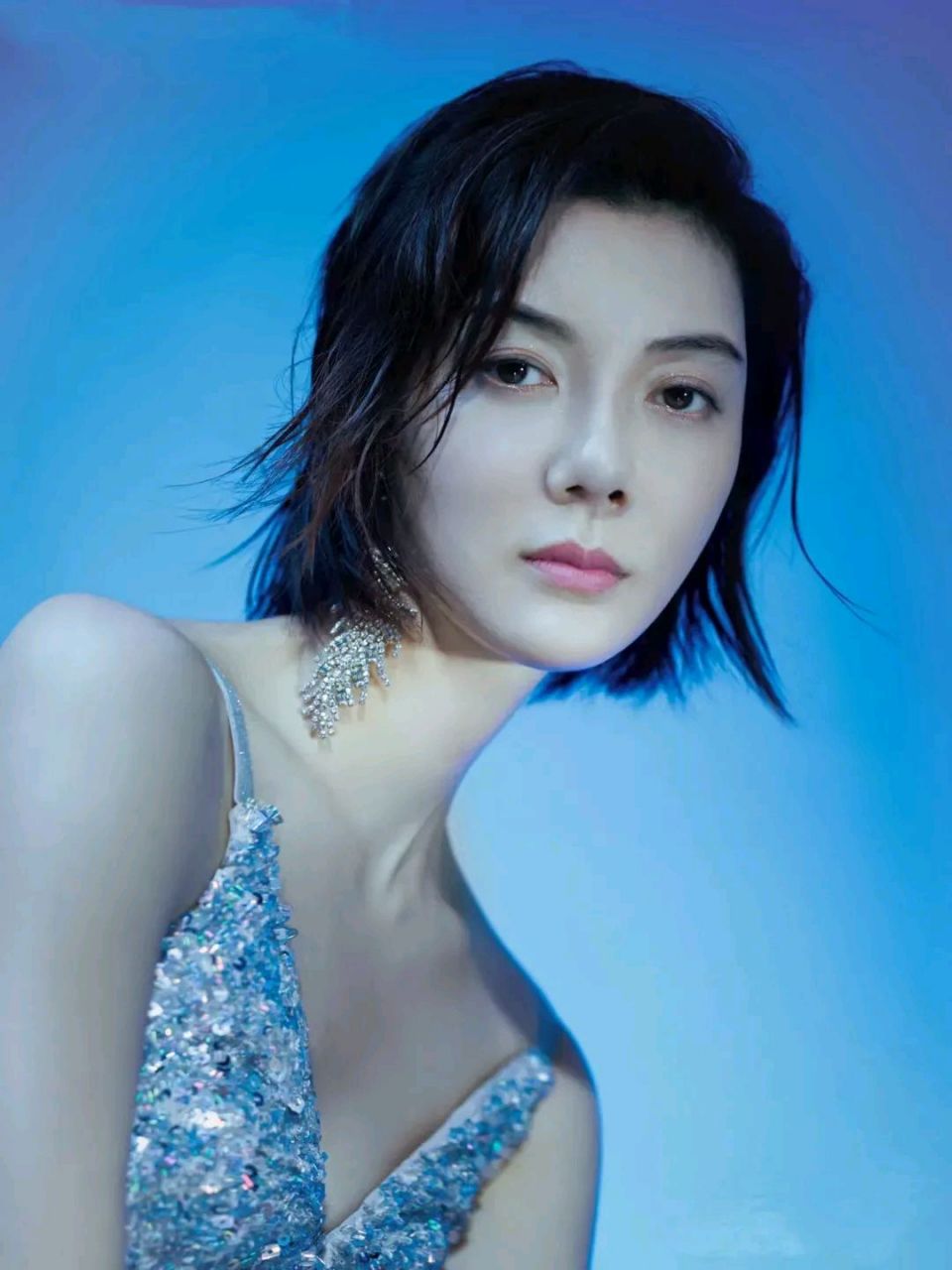 车晓,       真是又美又漂亮,精致的五官,自在潇洒干练的气质 ,实在是