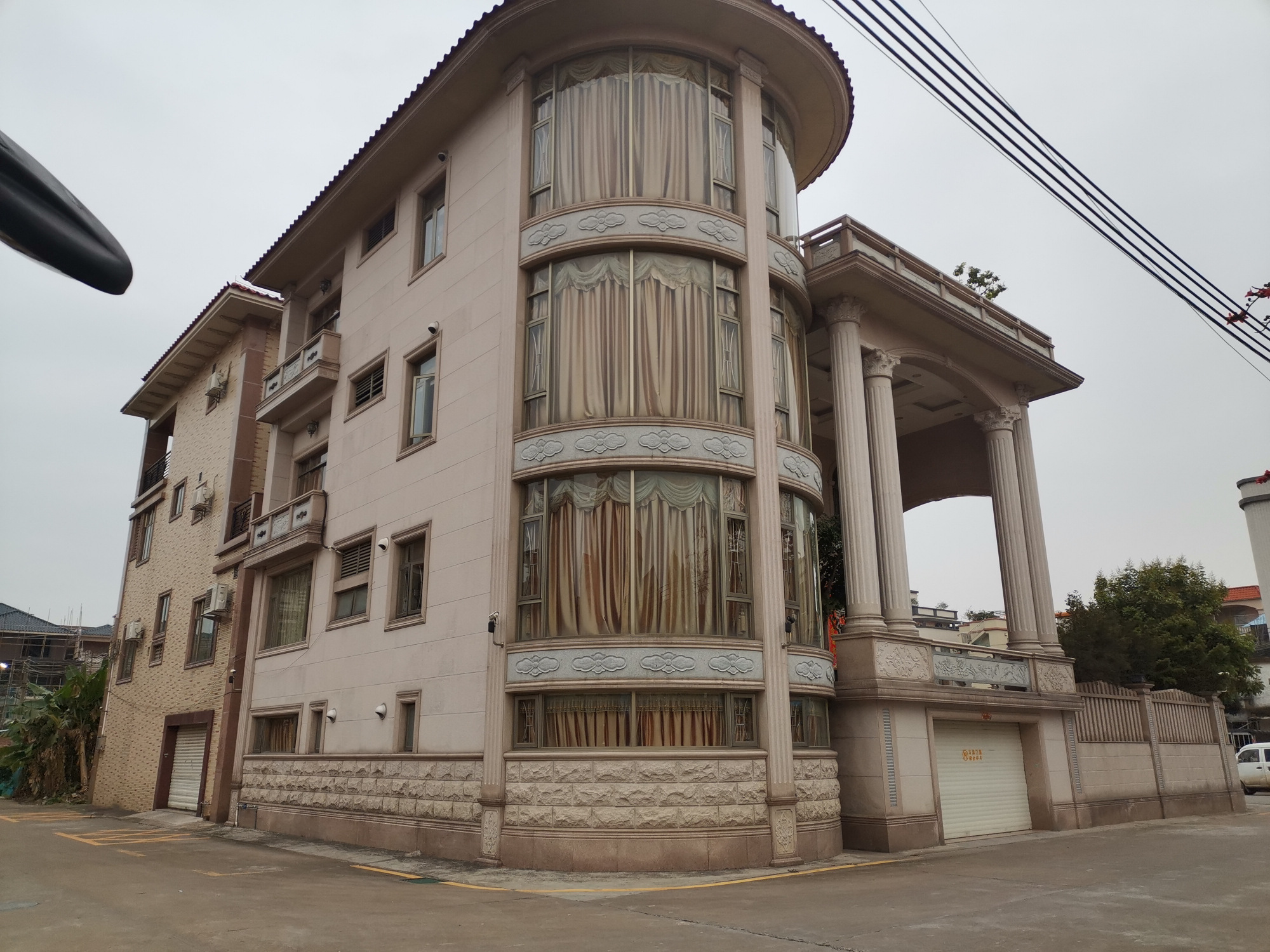 广东普通村镇上本地人自建的农村豪宅