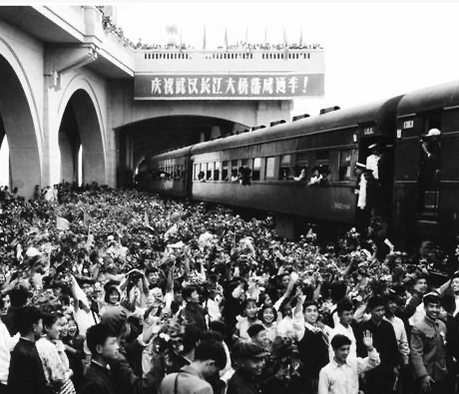 1957年10月15日,武汉长江大桥正式落成通车, "天堑变通途"的梦想终成