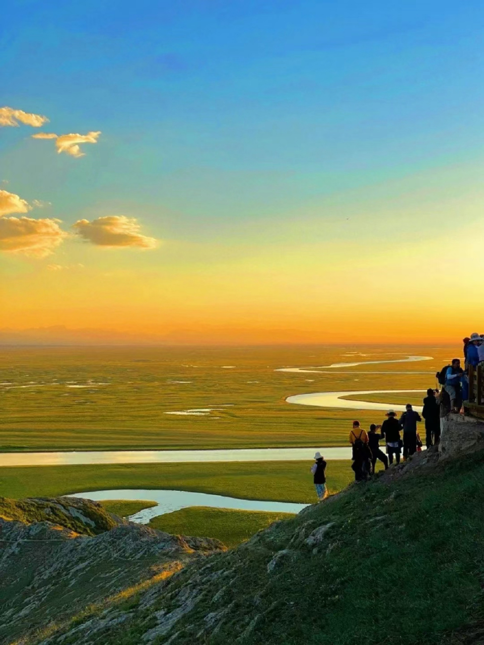 91在草原上奔跑,在花丛中在夕阳的湖边拥抱93 90新疆夏天的伊犁