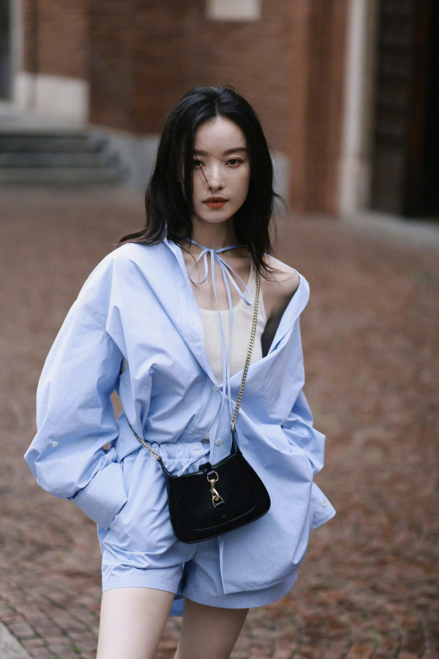 倪妮亮相米兰时装周gucci 2024春夏系列发布秀.