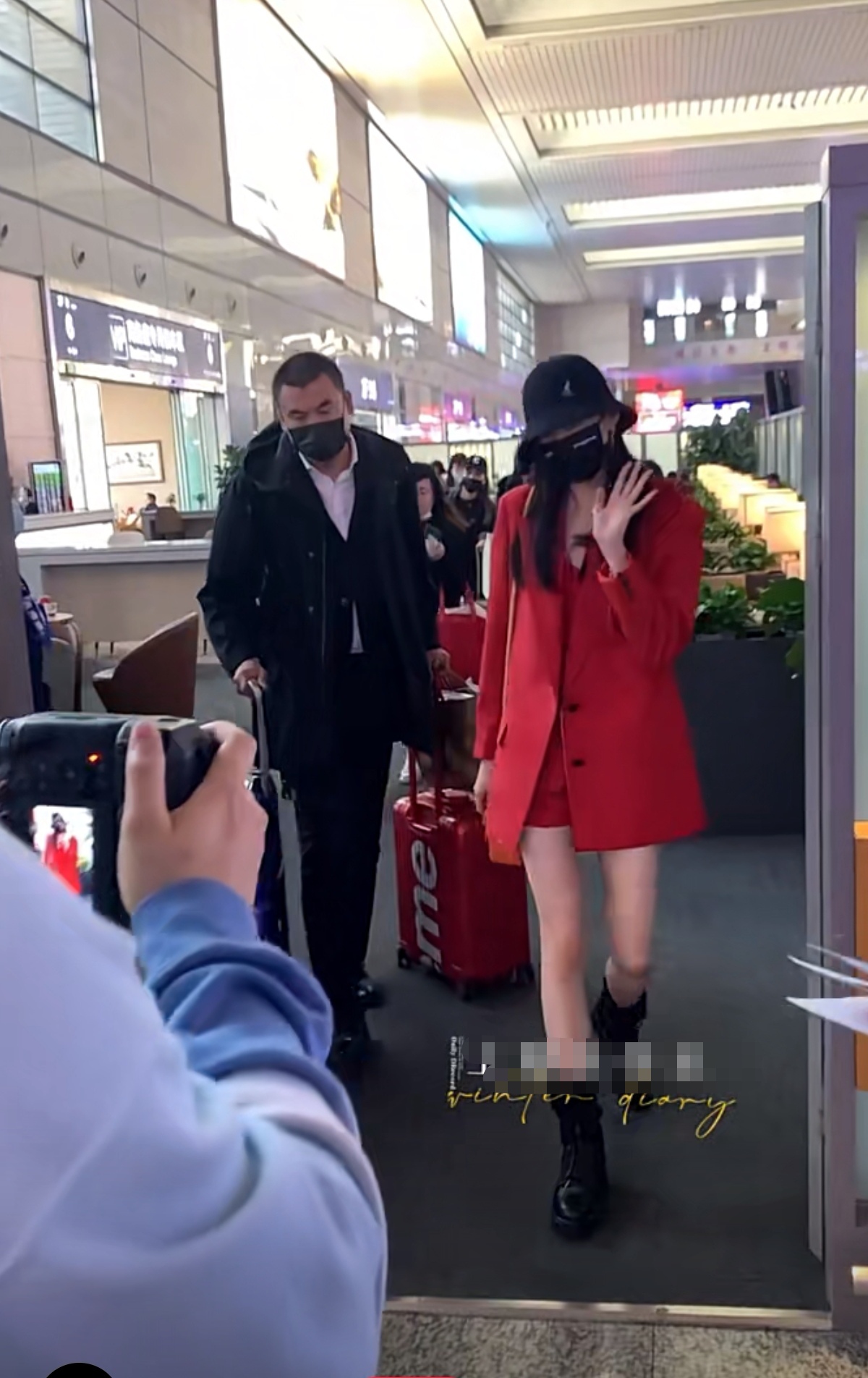 关晓彤一身红衣现身机场,助理跟随拉几个行李箱,举止像富婆出街