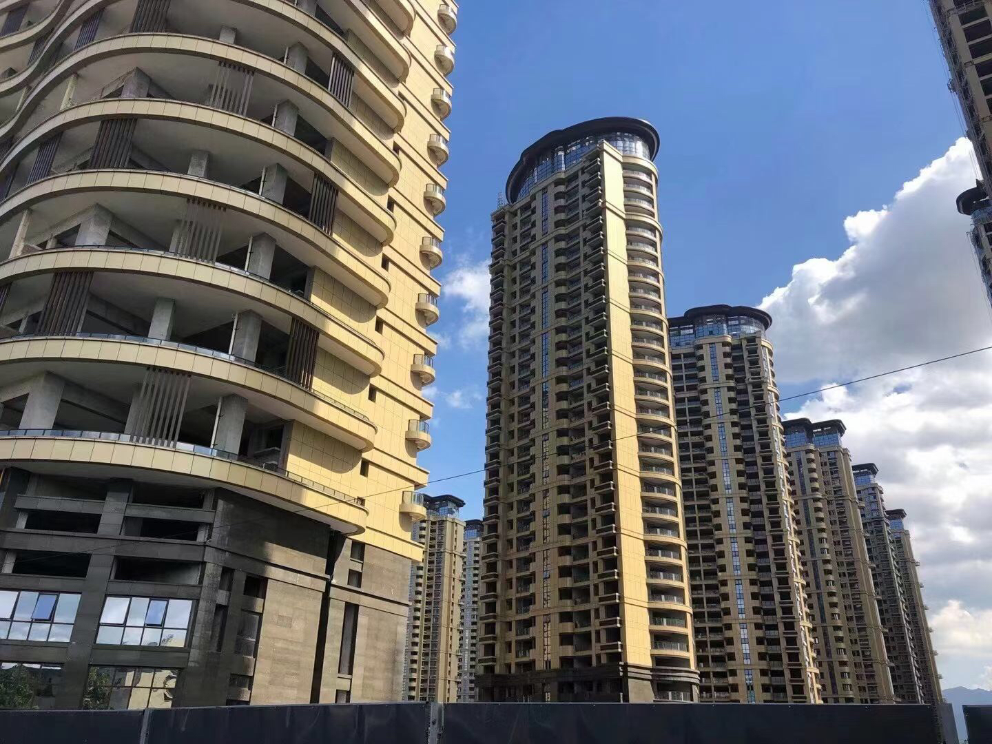 义乌中央城,141平410w.毛胚房