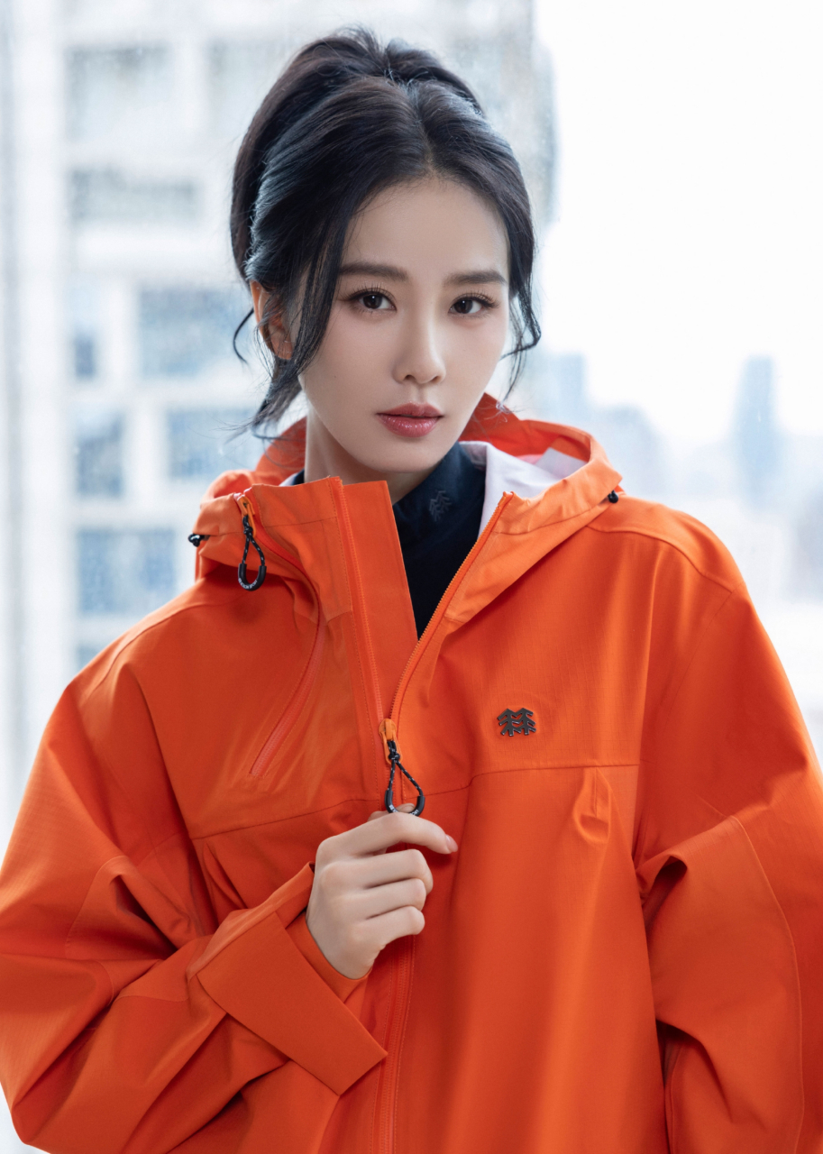 刘诗诗的状态真好,高扎马尾,俏皮减龄,元气满满,户外风也能轻松驾驭!