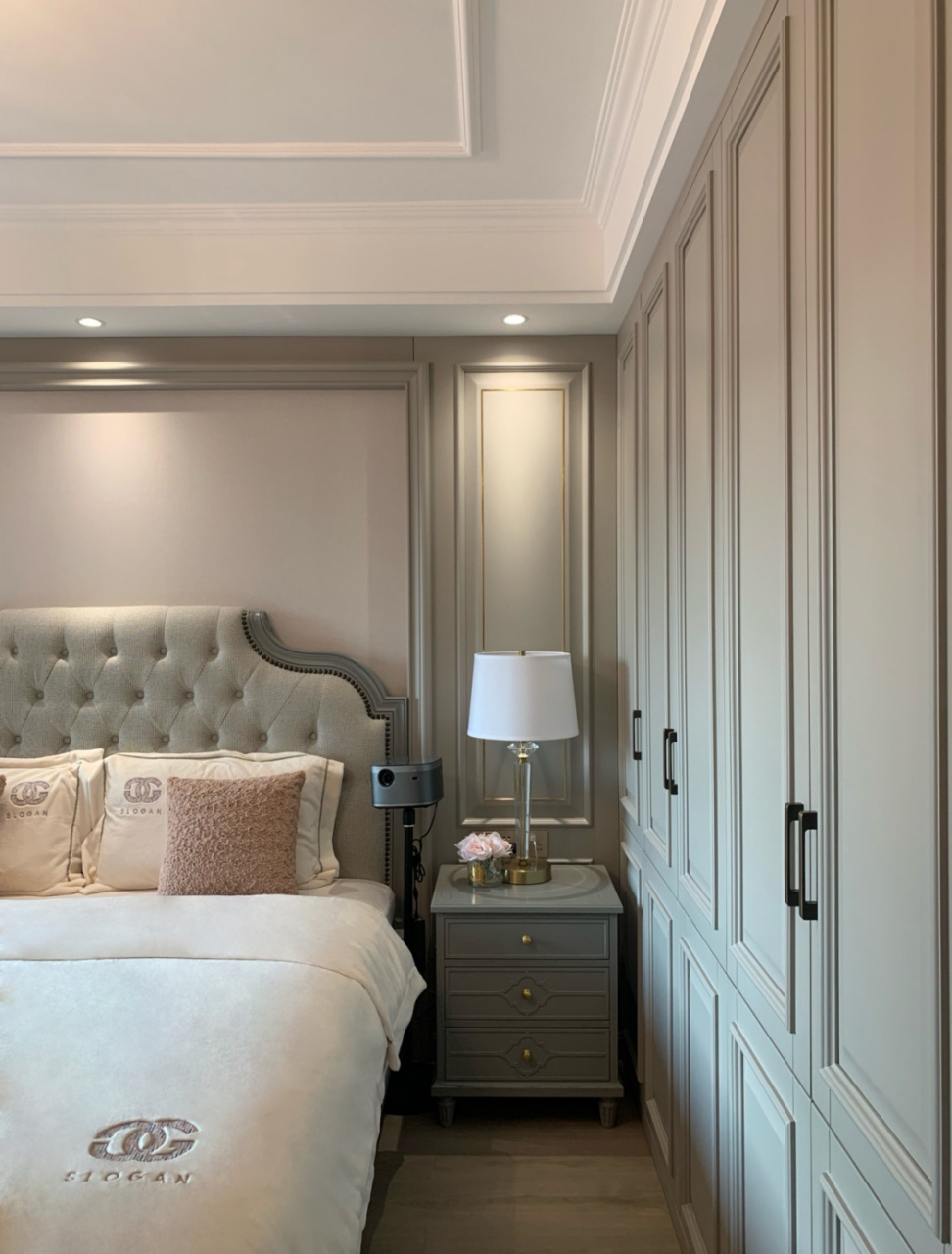 美式风格卧室,轻奢高级灰的衣柜搭配的太美了[嘻嘻][嘻嘻][嘻嘻]