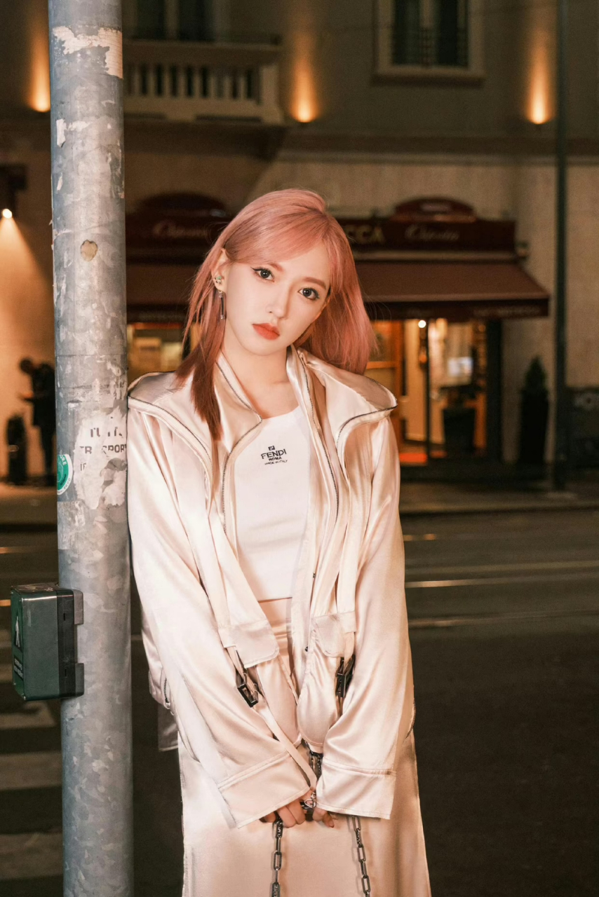 程潇颜值高好任性,粉色头发搭配大衣竟毫无违和感,看着时髦洋气又个性