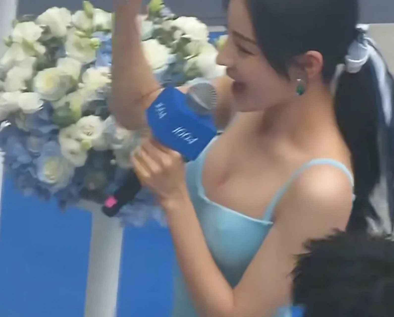 迪丽热巴,又开始捂胸了!