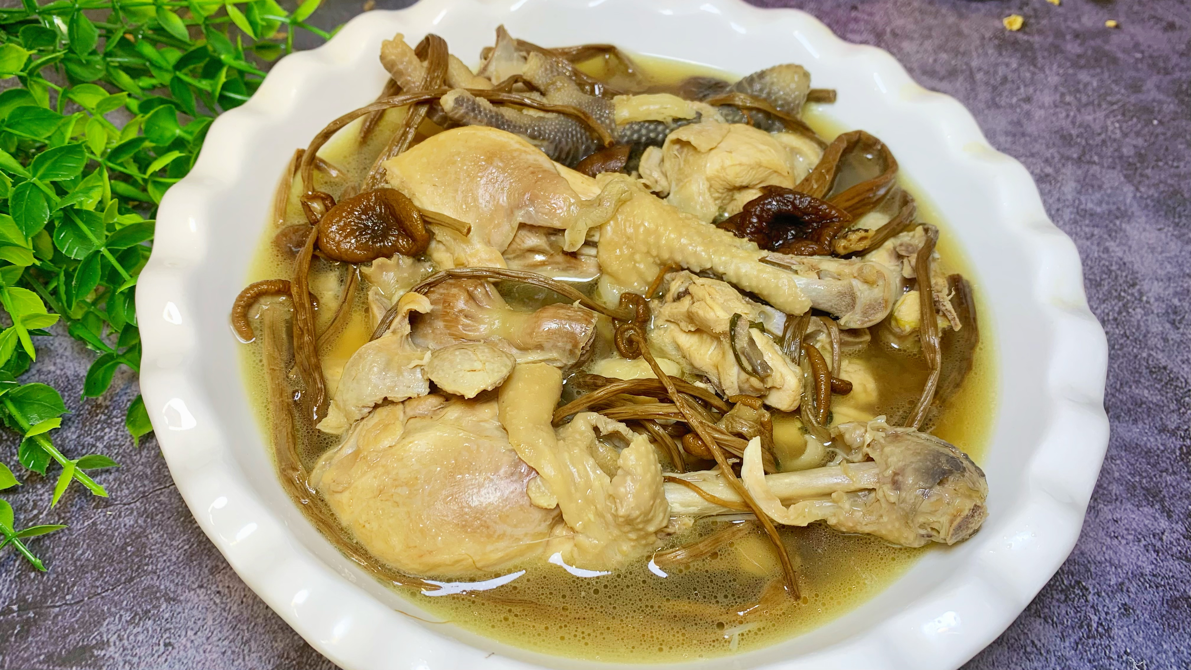 茶树菇炖鸡汤最好喝的做法,味道鲜美,肉嫩软烂,营养也十分丰富