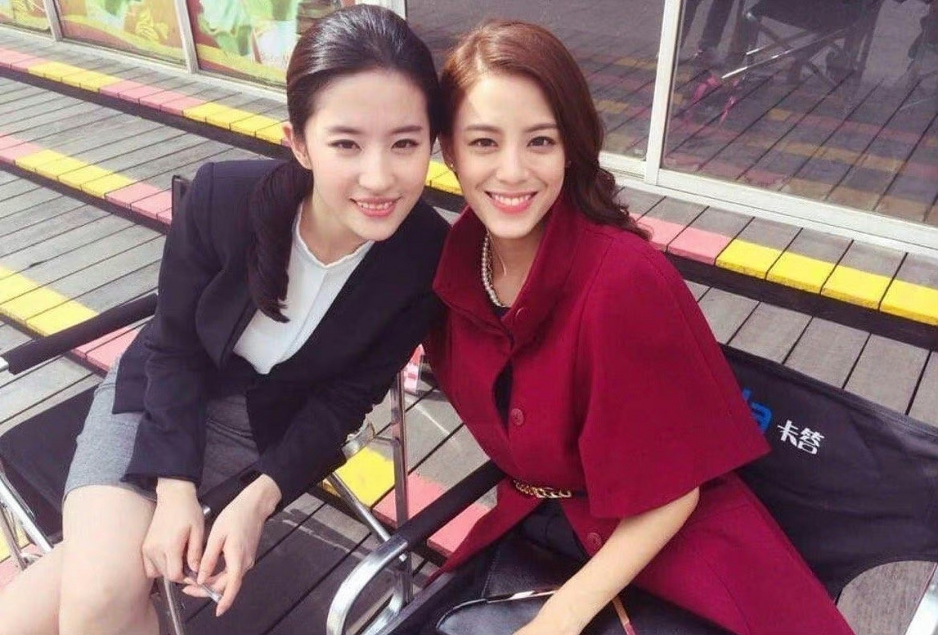 刘亦菲和江语晨片场脱鞋放松一下,这个很难选啊[舔屏]#美腿玉足