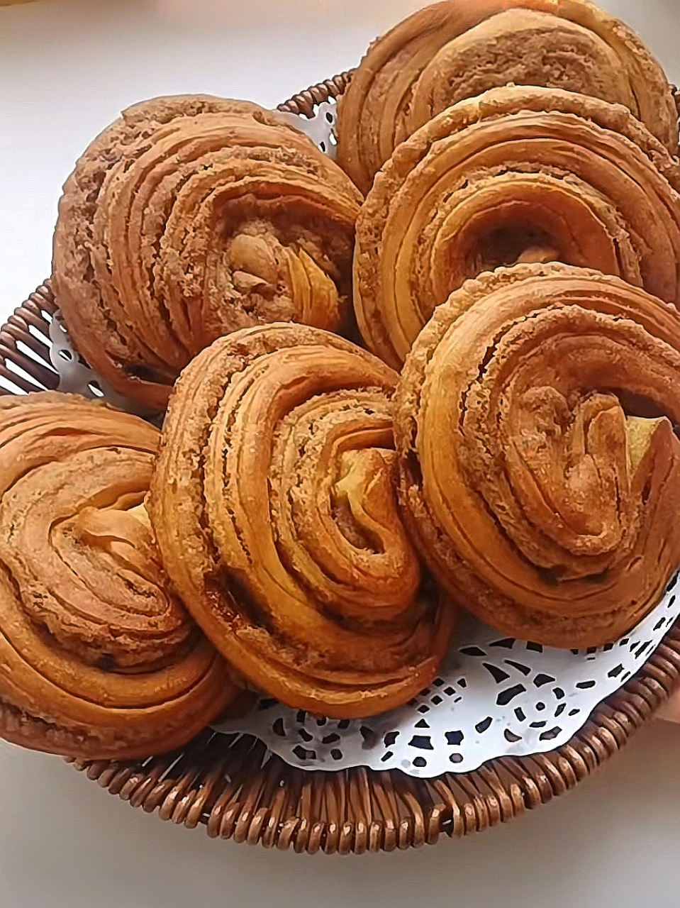 邻居老奶奶给的配方,红糖烧饼表皮酥脆香甜,里面特别暄软,层次分明.