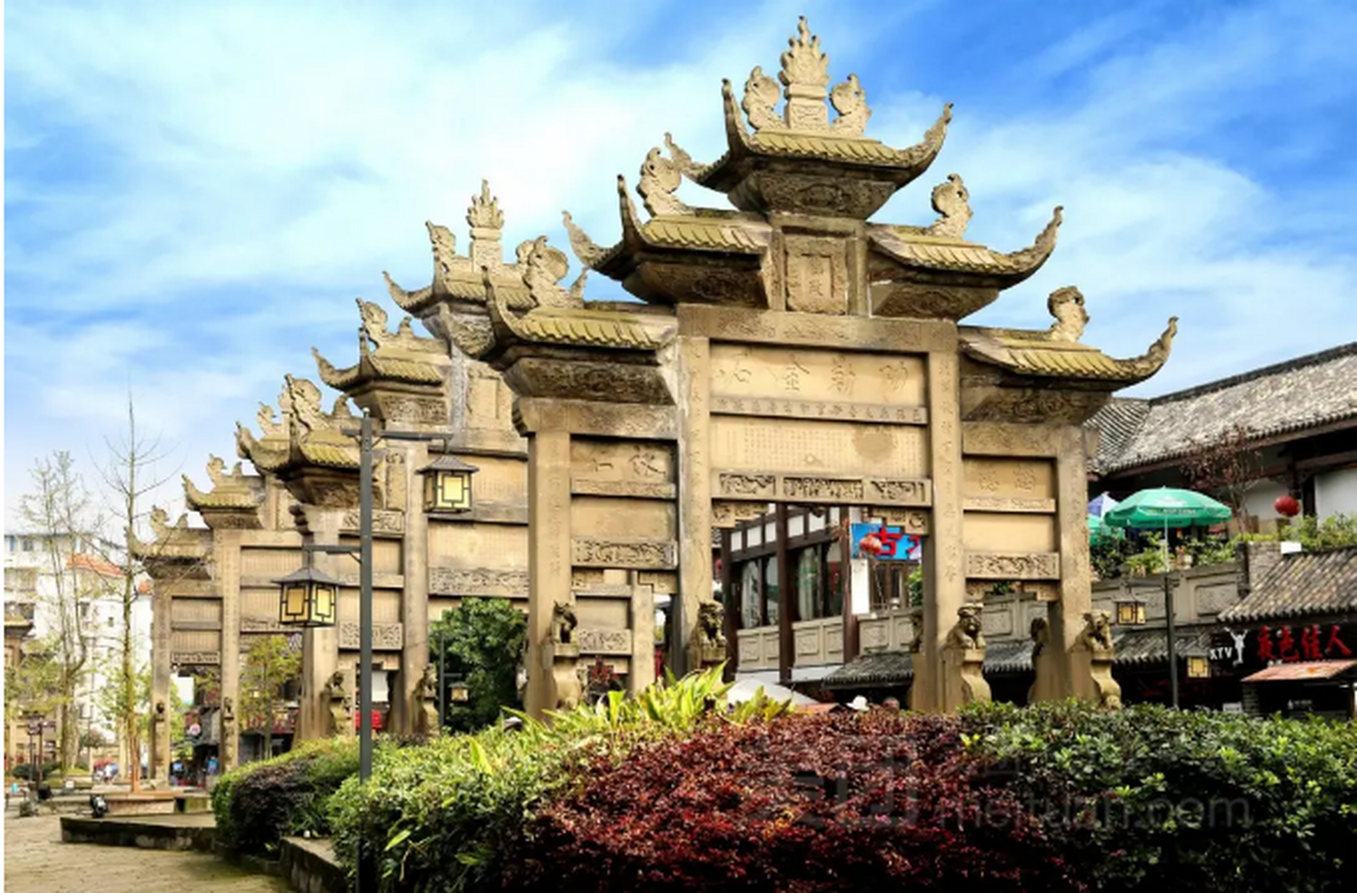 穿行在资中老镇,穿斗式木结构房屋,造型奇特的封火墙时不时地映入眼帘