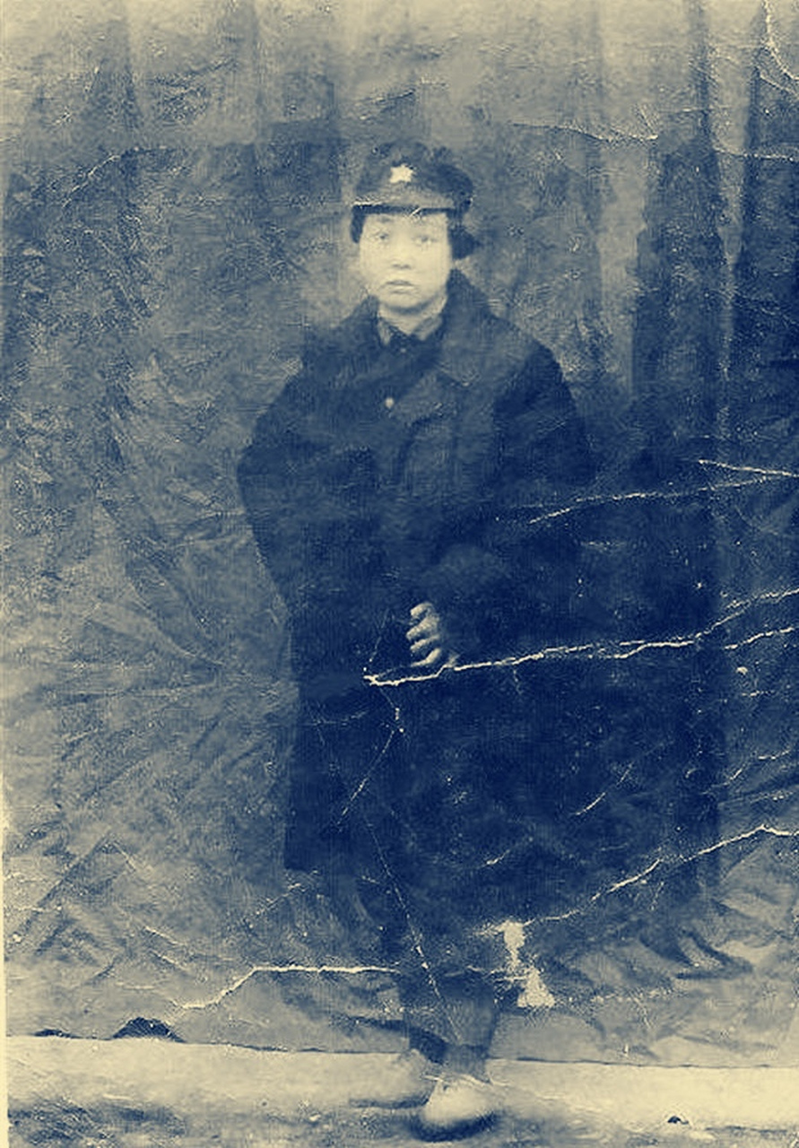 1934年秋,红一方面军长征前,26岁的杨厚珍带着军帽,穿着军大衣,在江西