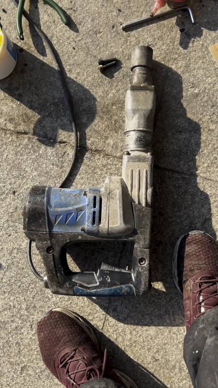 电镐前头螺丝总是掉下来如何彻底解决看视频-度小视