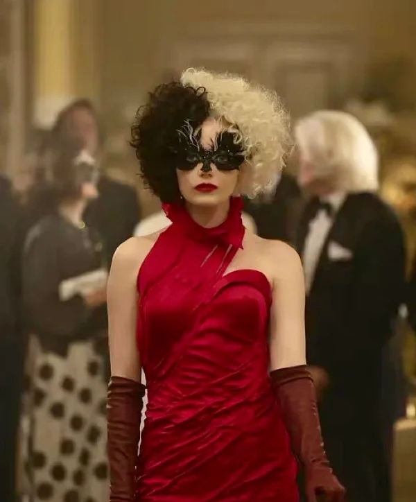 《黑白魔女库伊拉》疯狂朋克,时尚又华丽