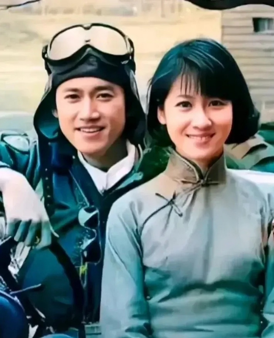 这个飞行员叫陈怀民,这个女孩叫王璐璐,20岁,是他的女朋友.