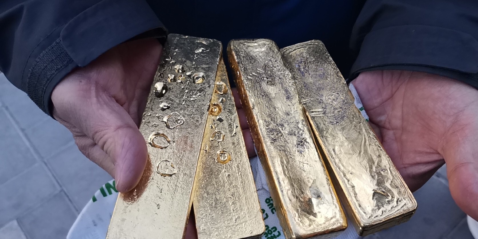 朝阳俩环卫工人捡到4块金块,价值300万,拾金不昧还失主