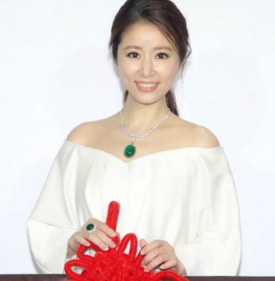 林心如佩戴镶钻满绿翡翠现身活动现场,气质甜美依旧!