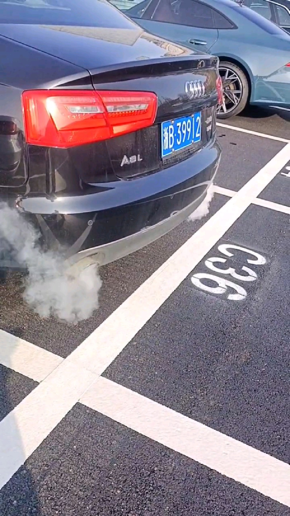 十年的奥迪烧机油冒蓝烟不正常吗