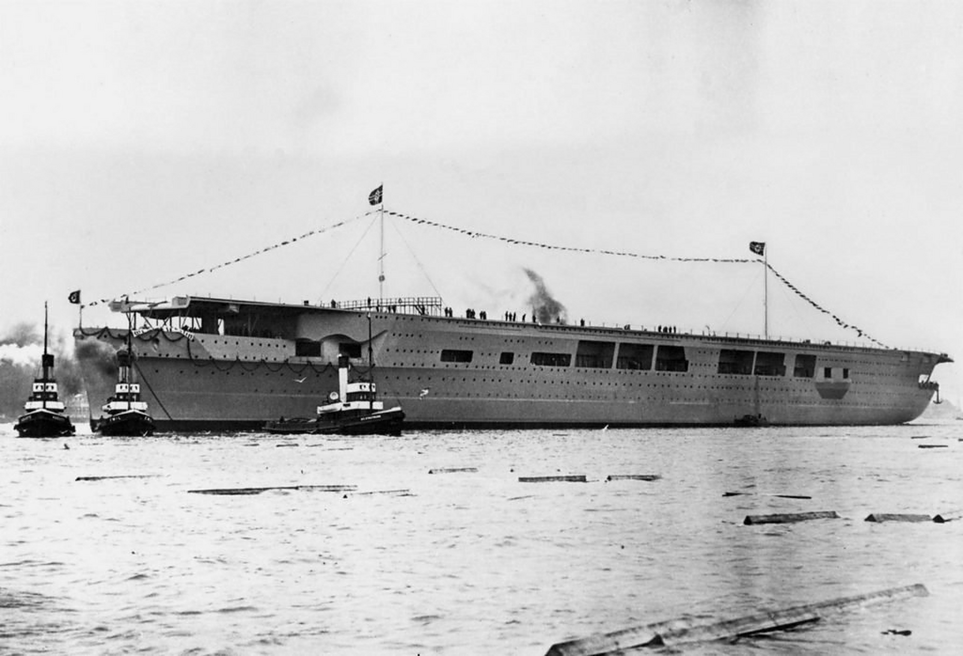 二战影像志·1938年德国航空母舰齐柏林伯爵号在基尔港下水.