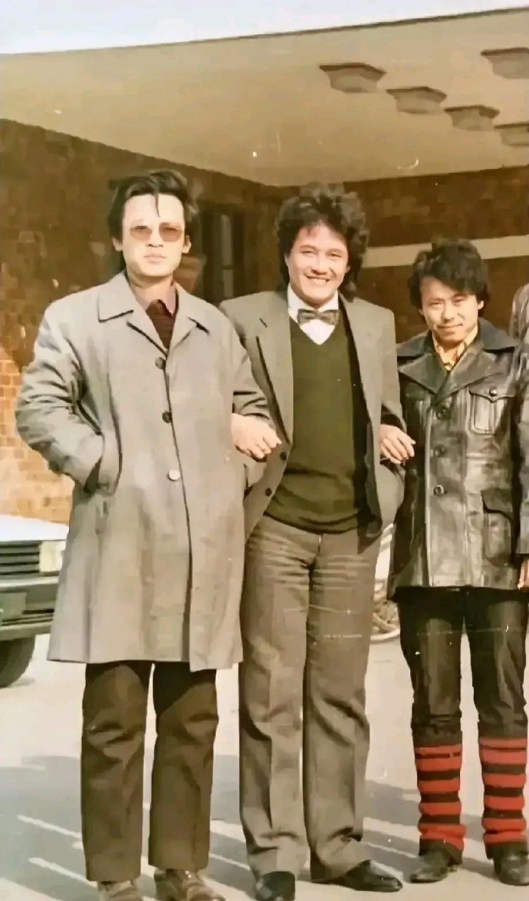 80年代的彩色合影,照片中的三位男人身穿风衣,西服,皮夹克,他们手挎着