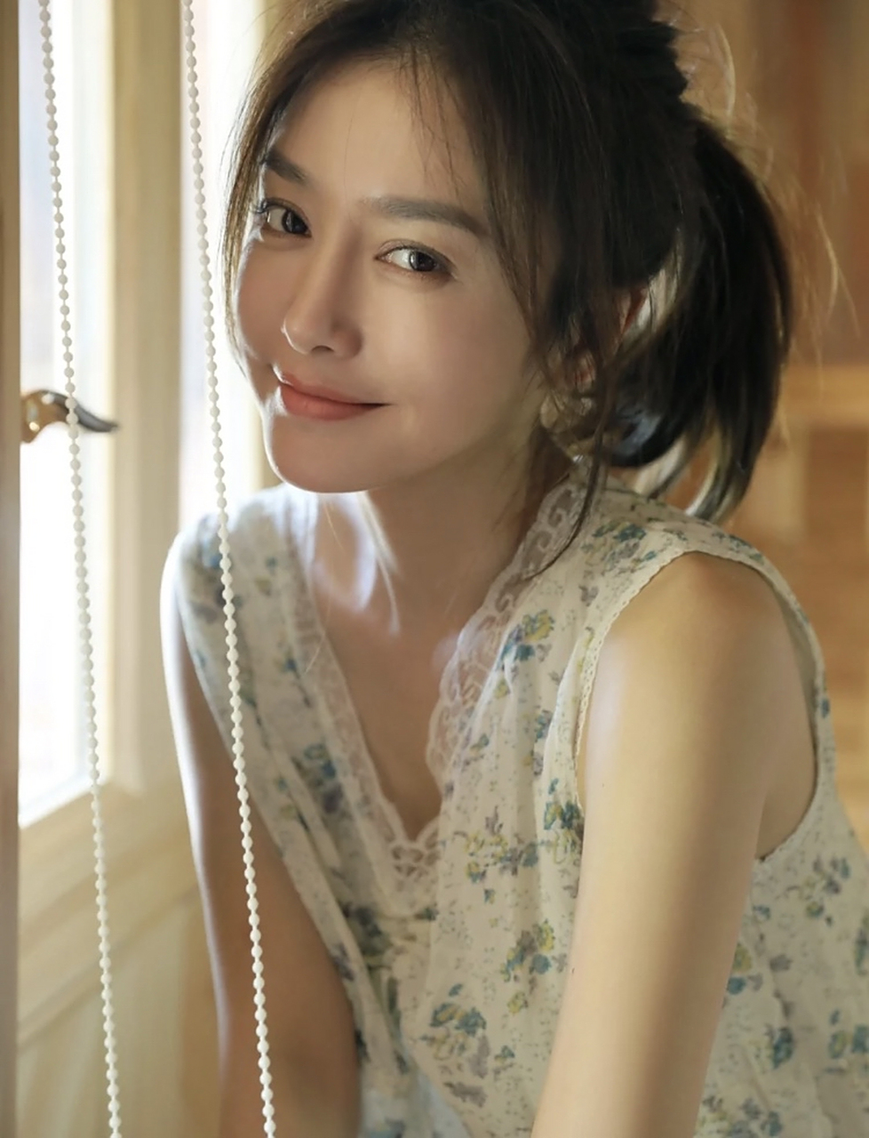 分享一组秦岚的家居写真!这是50岁的女人?我20岁都没她这么好看!