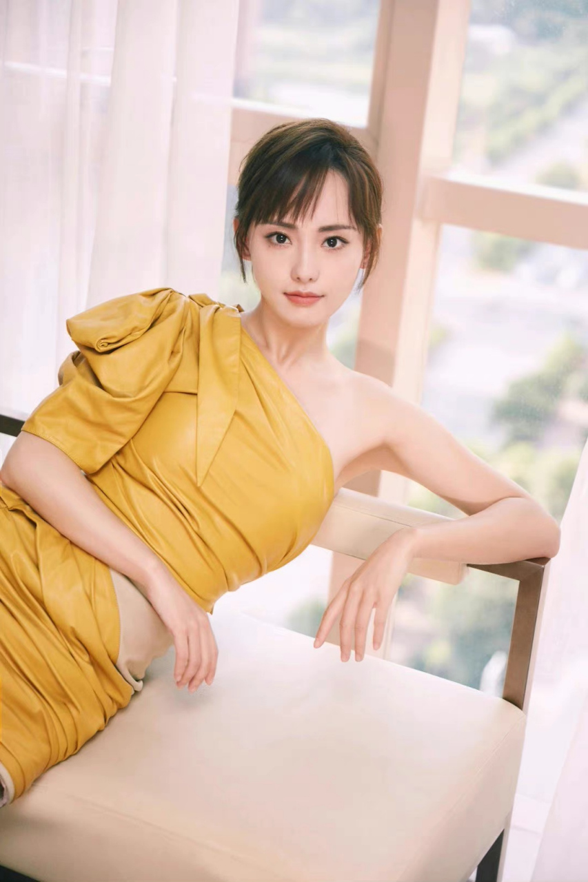 张嘉倪# 肤白貌美的容颜,窈窕曼妙的身材,香艳的美腿玉足,买超真噬