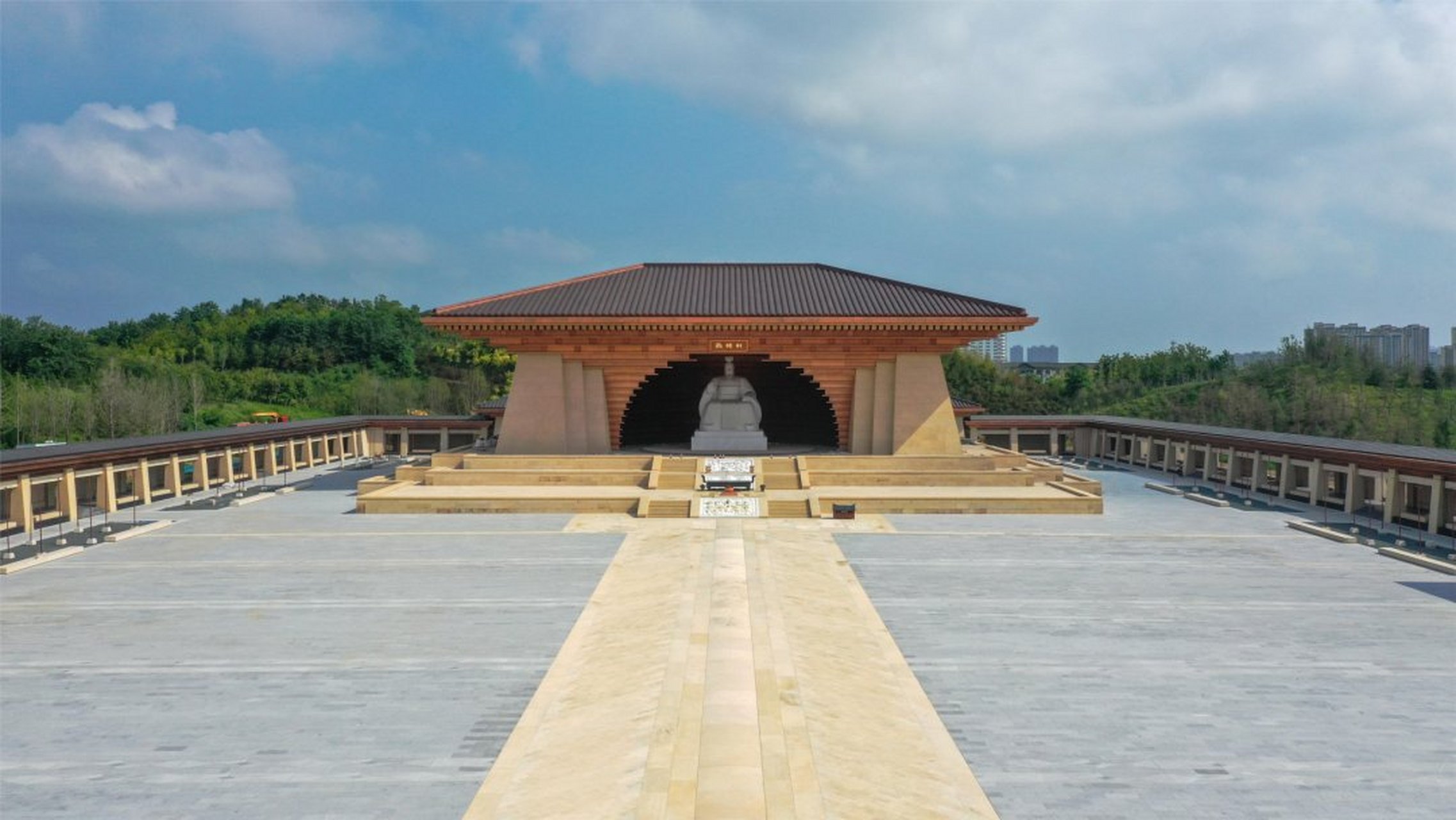 是4a级旅游景区,拥有中华姓氏广场,轩辕庙,黄帝故里祠,鼎坛,黄帝手植