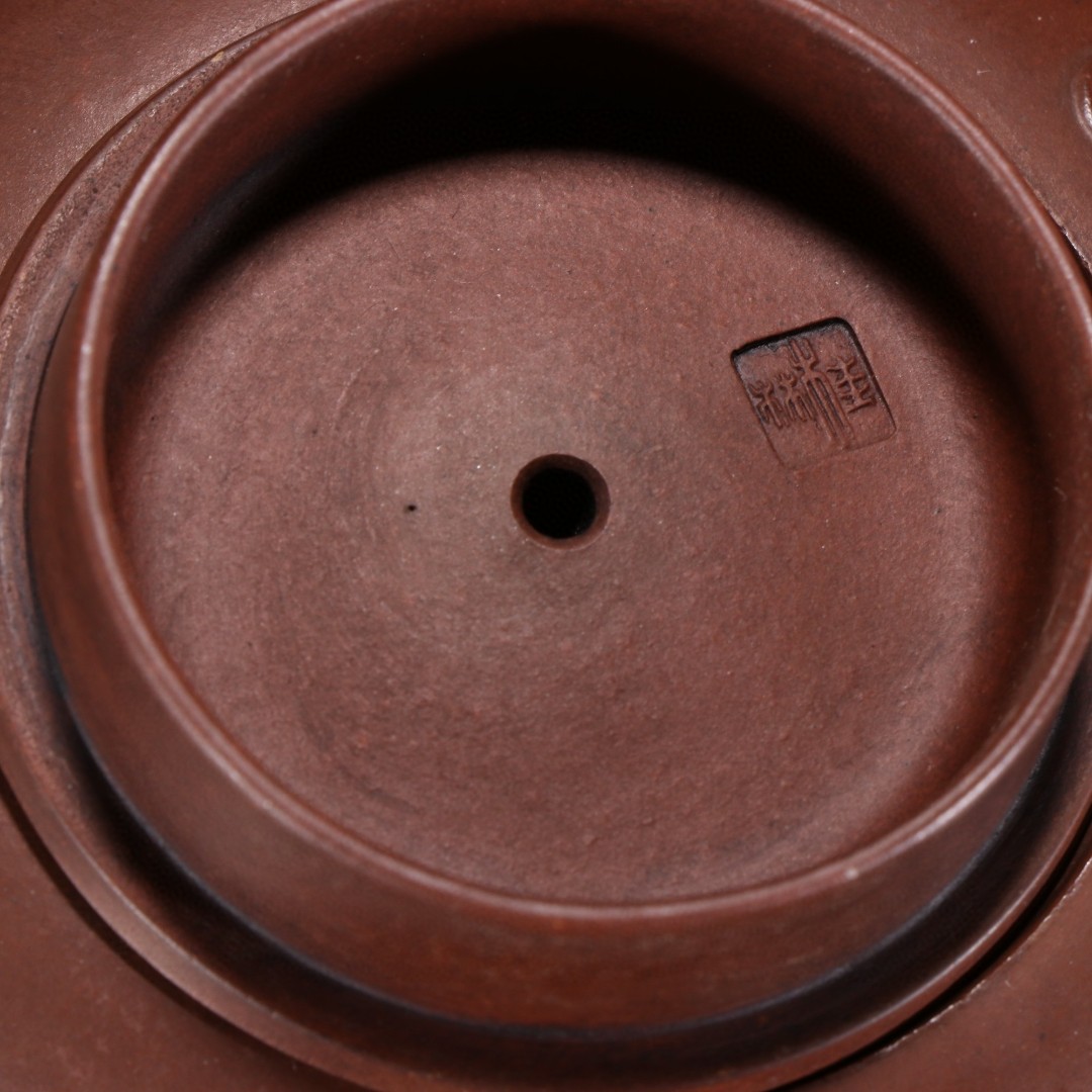 旧藏 桂林款 紫砂堆雕松鼠葡萄纹壶