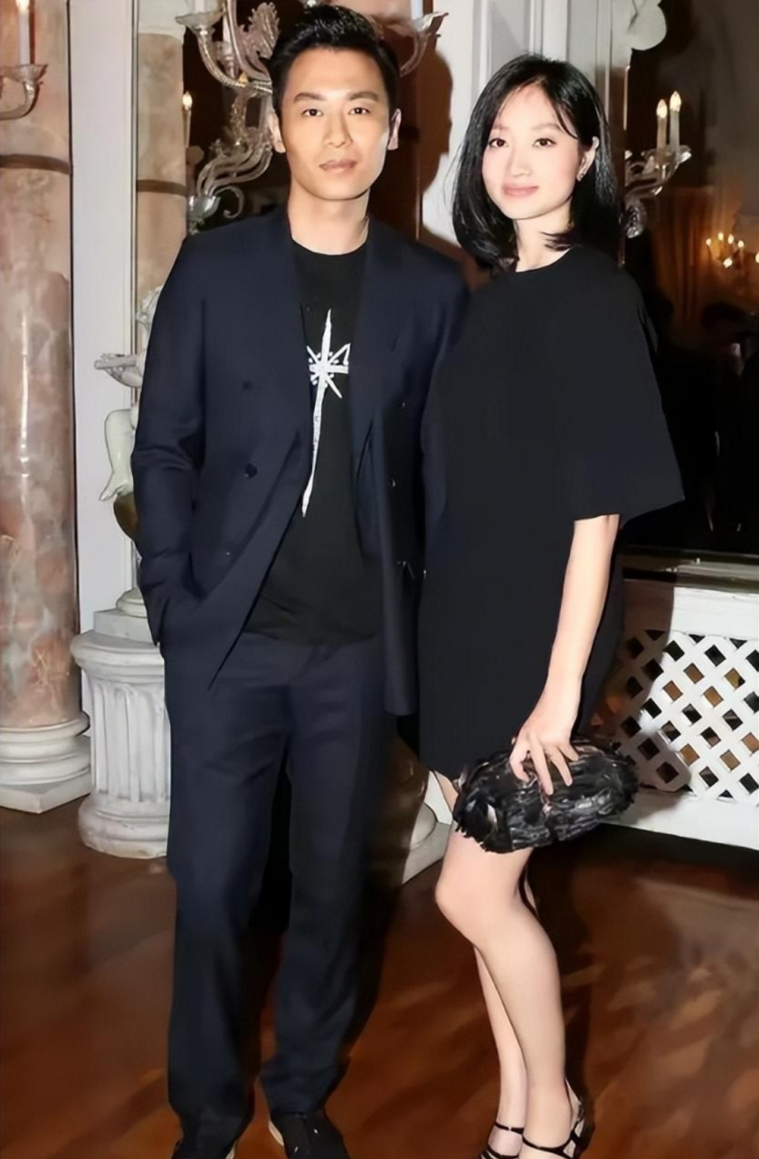 朱亚文夫妻同框,一个成熟帅气,一个清纯温柔,好般配!