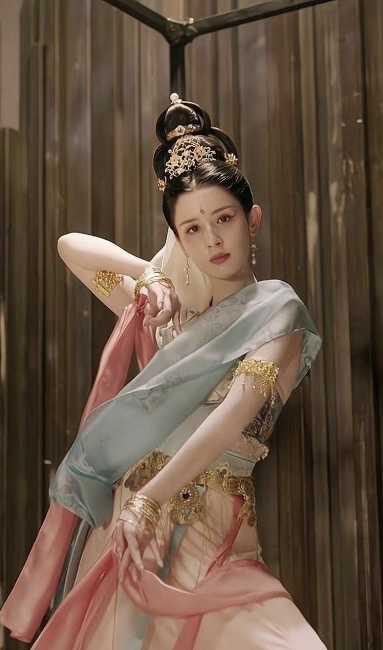 《狐妖小红娘》单元剧女主祝绪丹,妆造绝美就是感觉眼睛木木的,类似的