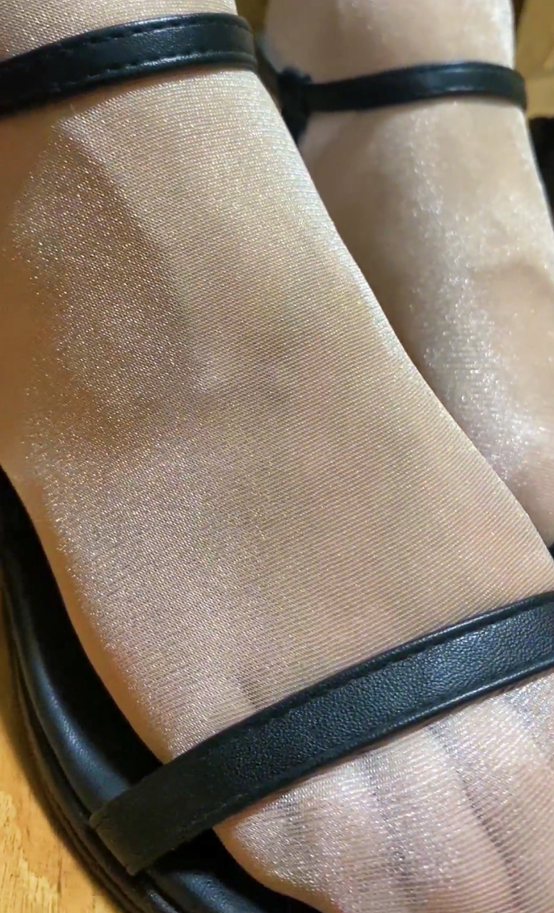 我的早秋穿搭,肉色厚丝袜搭配经典黑色凉鞋,真的太美肤了!