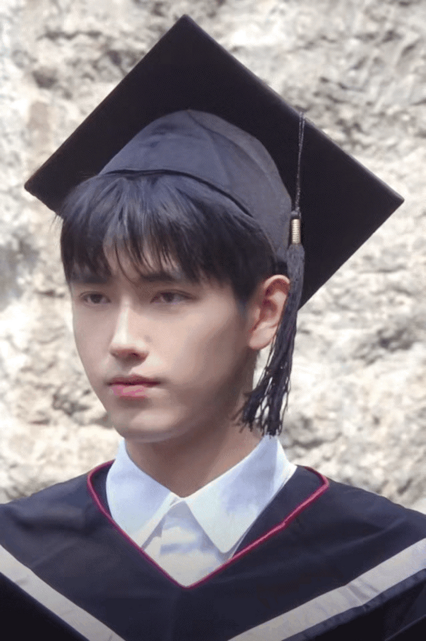 陈飞宇今日回北电拍毕业照了,学士服造型好帅气,时间过得好快,陈飞宇
