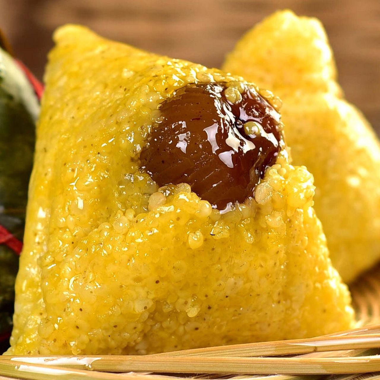 端午节粽子是一道传统节日美食,主要制作材料为糯米跟粽叶,烹饪工艺