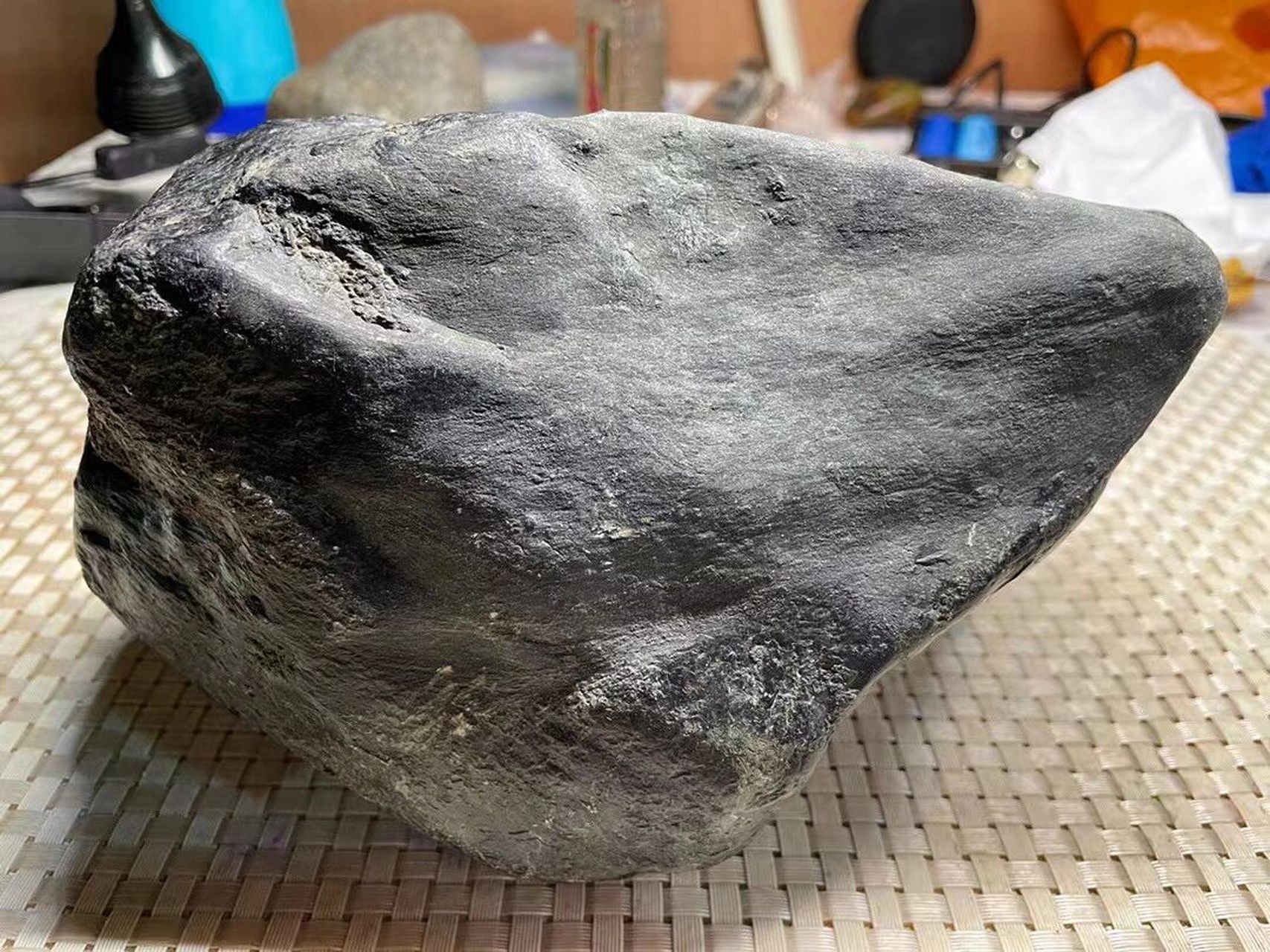 翡翠原石# #点击头像看直播# 6公斤老帕敢场口,皮壳老,紧致,还可以