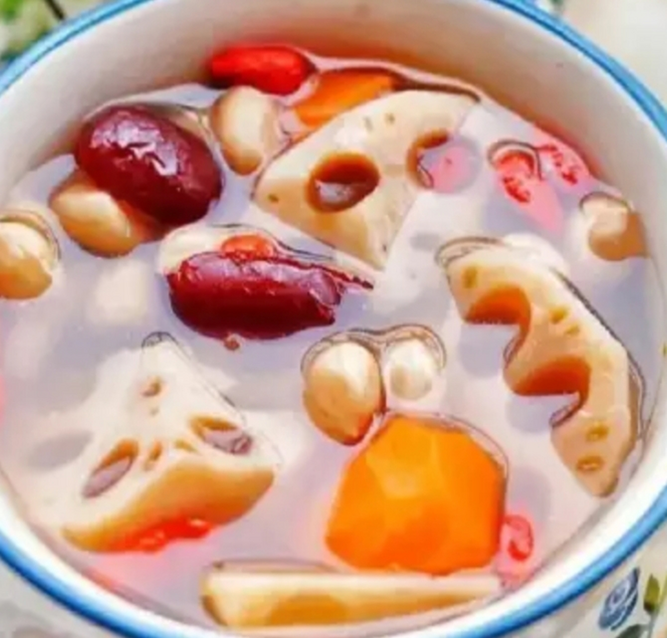 我的美食分享#  莲藕胡萝卜花生汤  做法:  1:莲藕,胡萝卜分别绕い