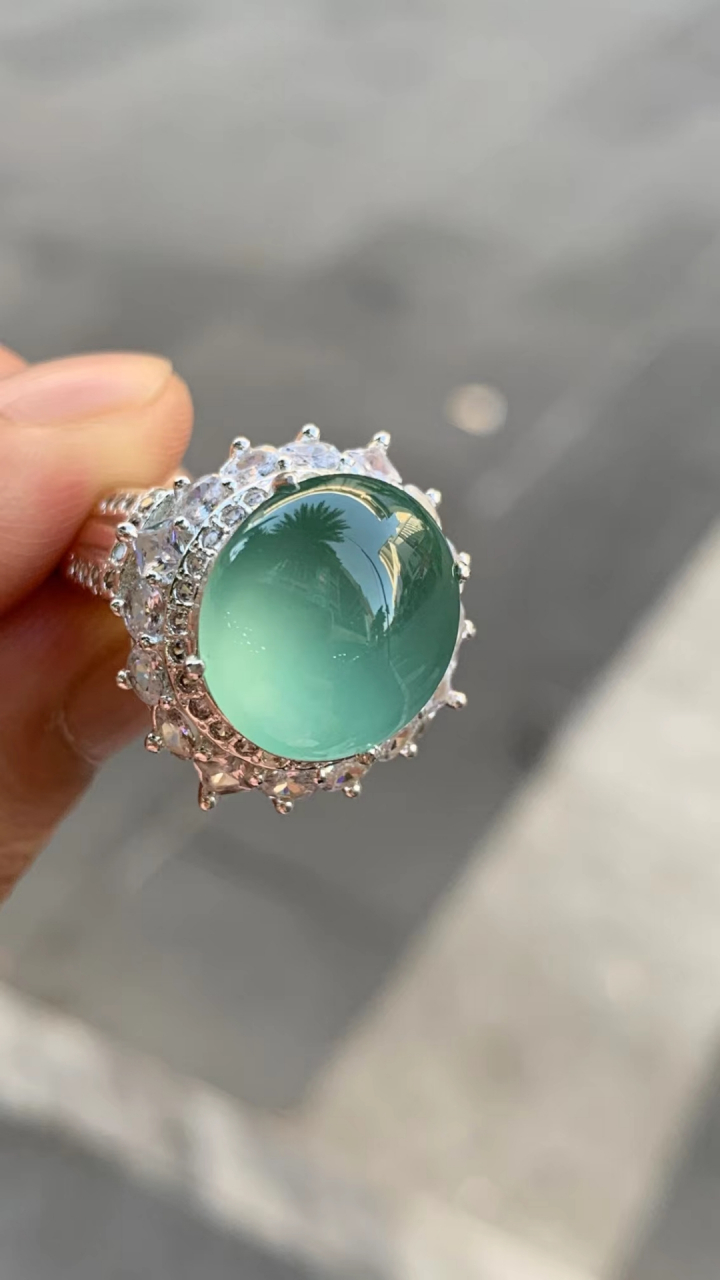 点击头像看直播# #翡翠# 高冰种晴蓝刚戒面,高冰高透,水润光泽,通透