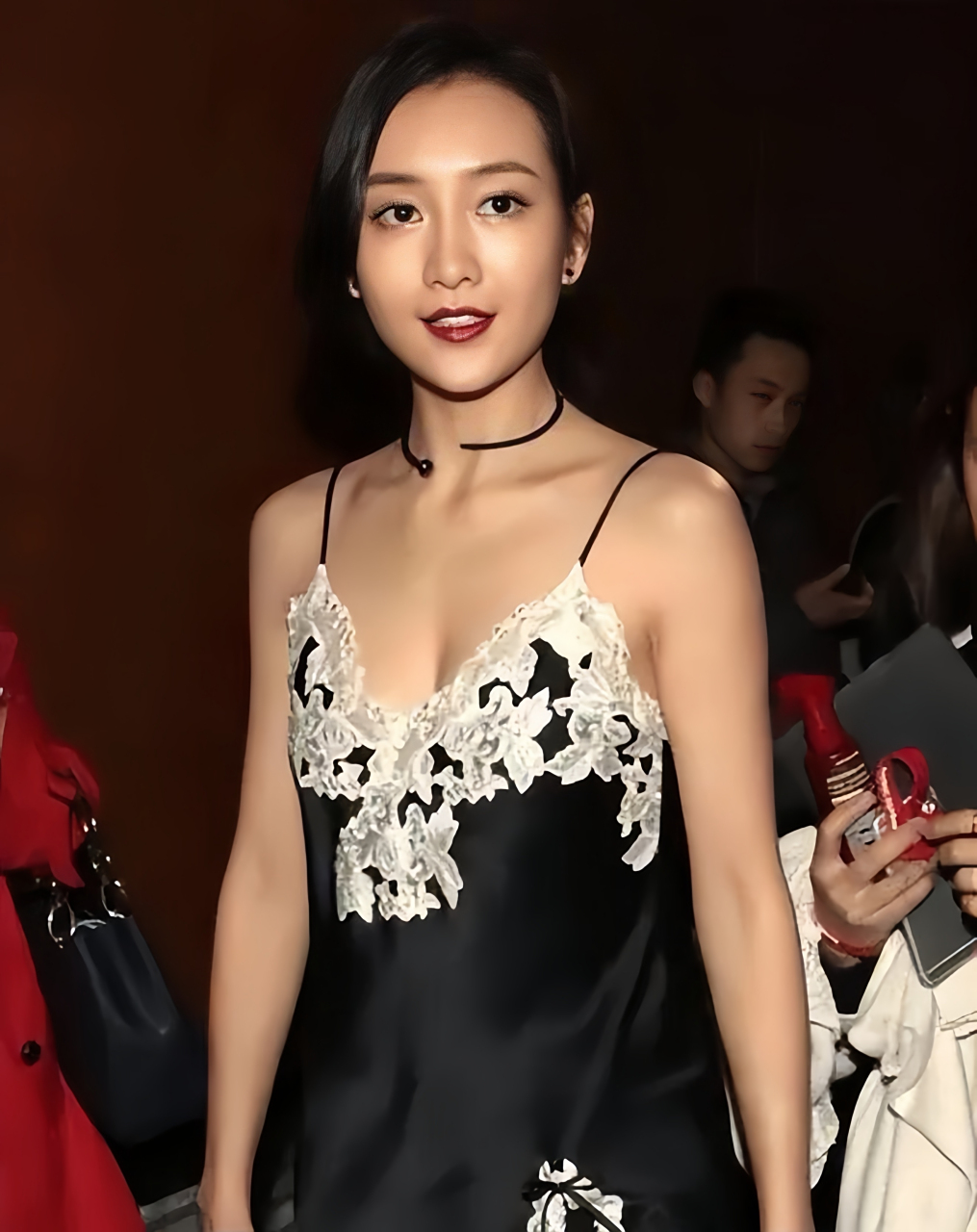 近日,著名女演员王鸥身着蕾丝吊带睡衣,在走地毯时显得格外惹眼,不仅