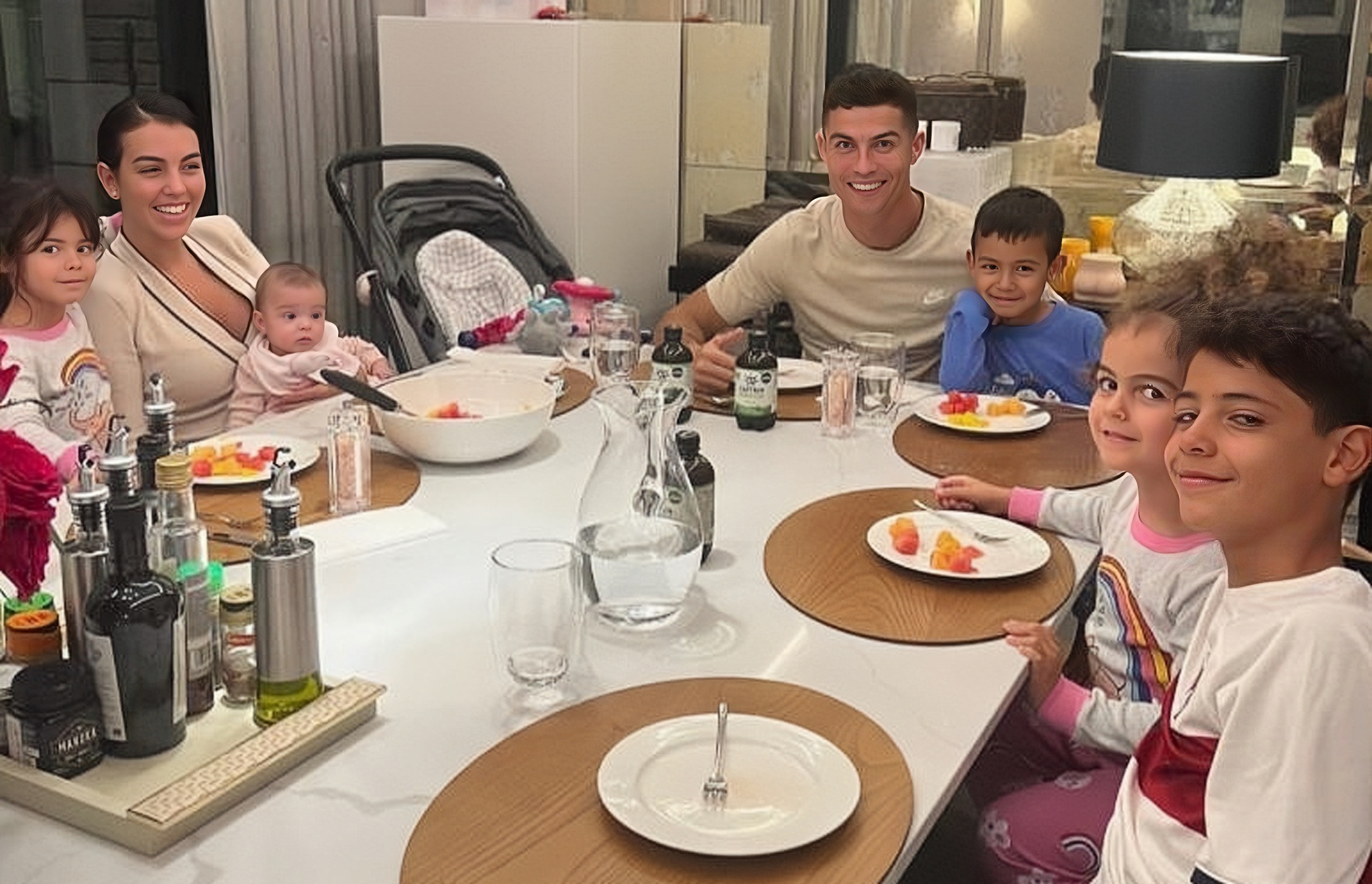 绝了!乔治娜丰满,c罗晒全家福,曼联放弃球王 球迷:冲击世界杯