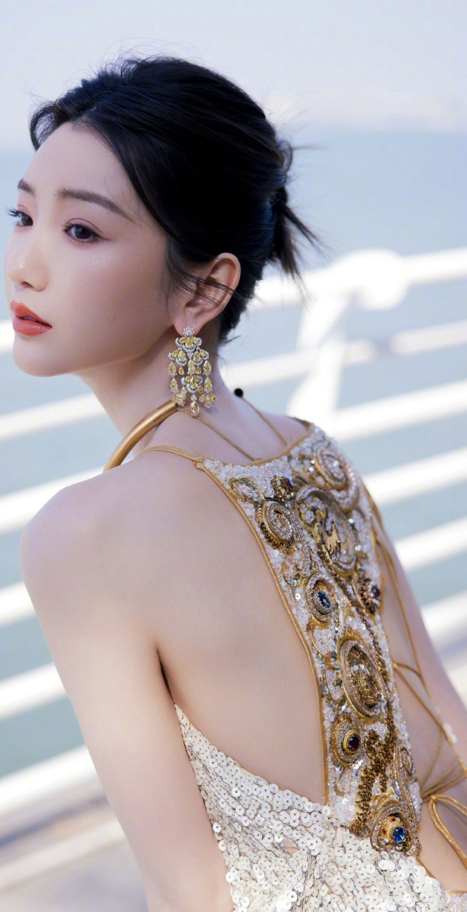 毛晓彤# 一袭刺绣亮片深v礼裙,肤白貌美的容颜,白皙细嫩的肩颈线