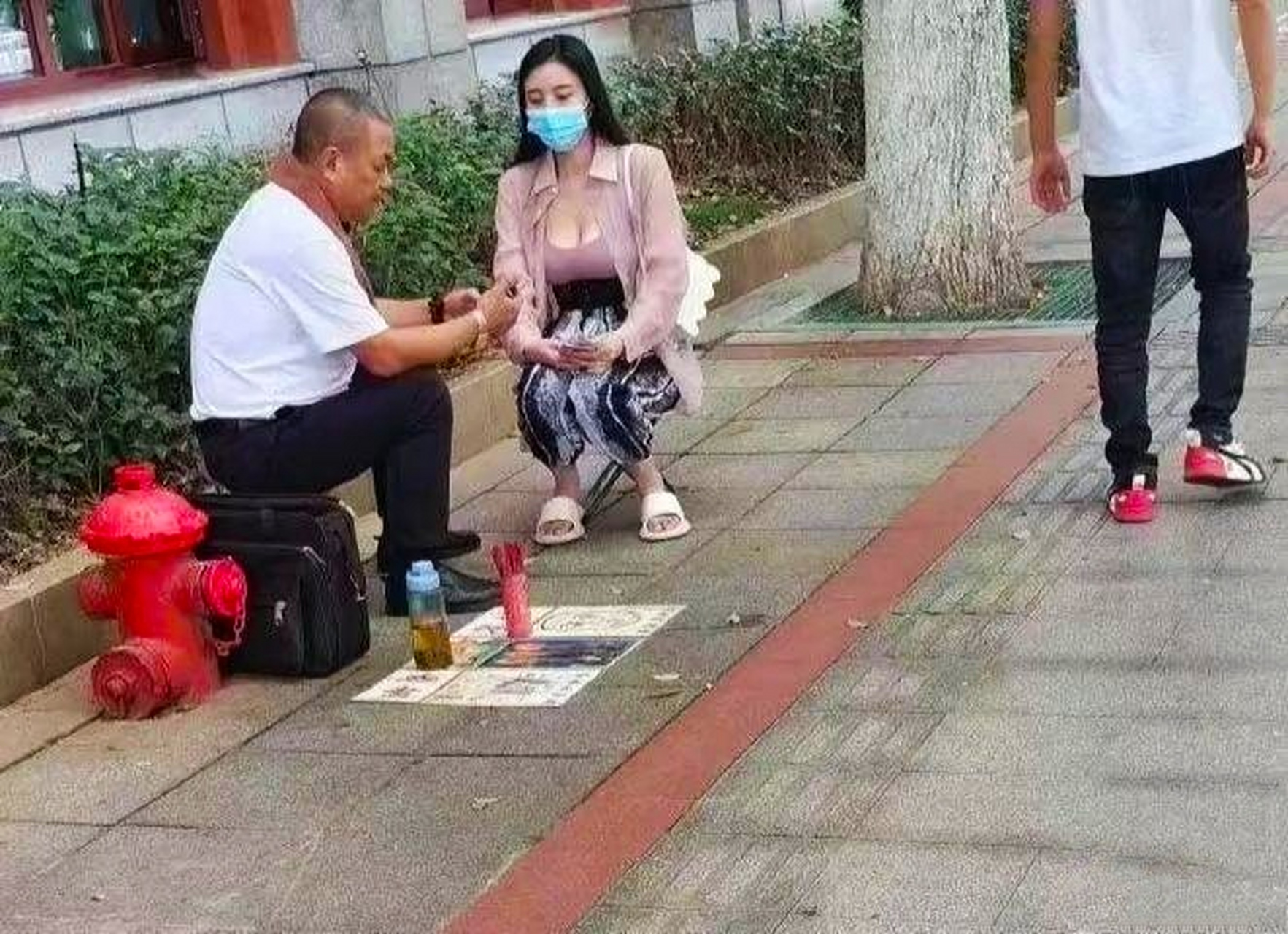 你们说这种在街头摆摊算命的,赚的是智商税吗?  #来句神评吧