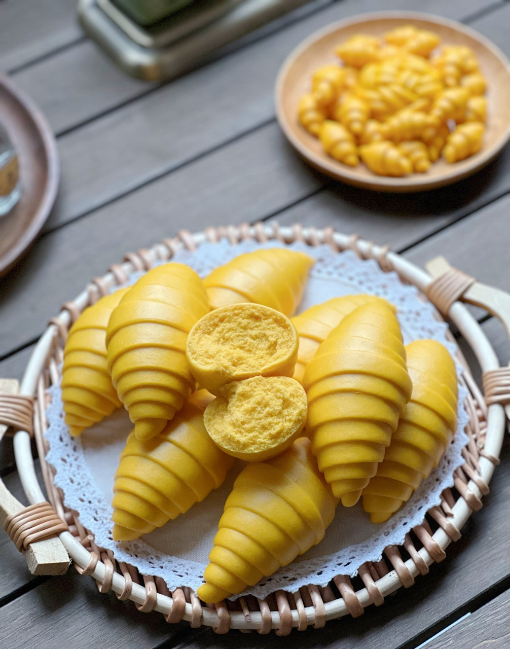 南瓜牛角馒头 材料: 面粉300克,长南瓜蒸熟压成泥取180克,糖10克,酵母