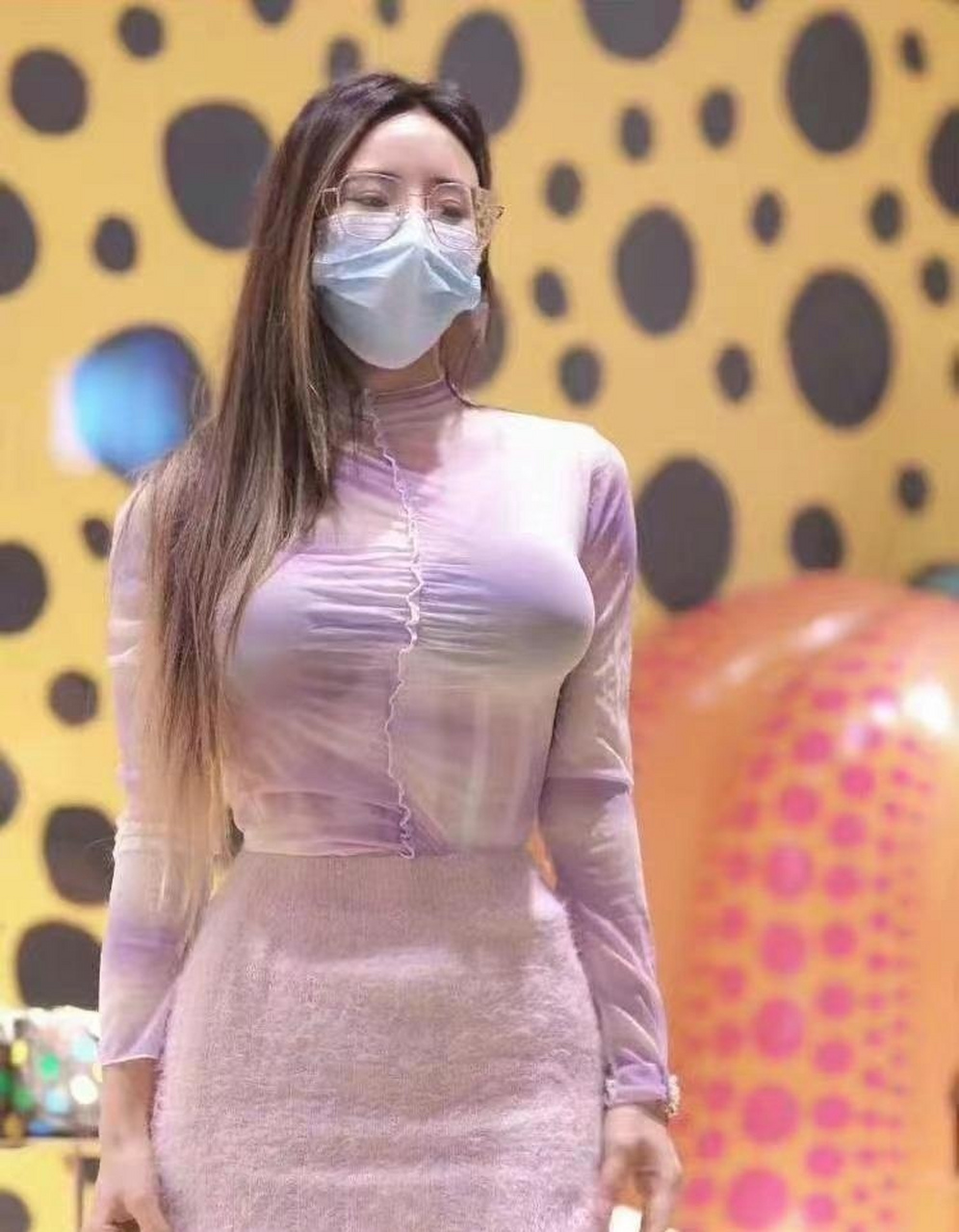 这人胸怎么高低不平呢