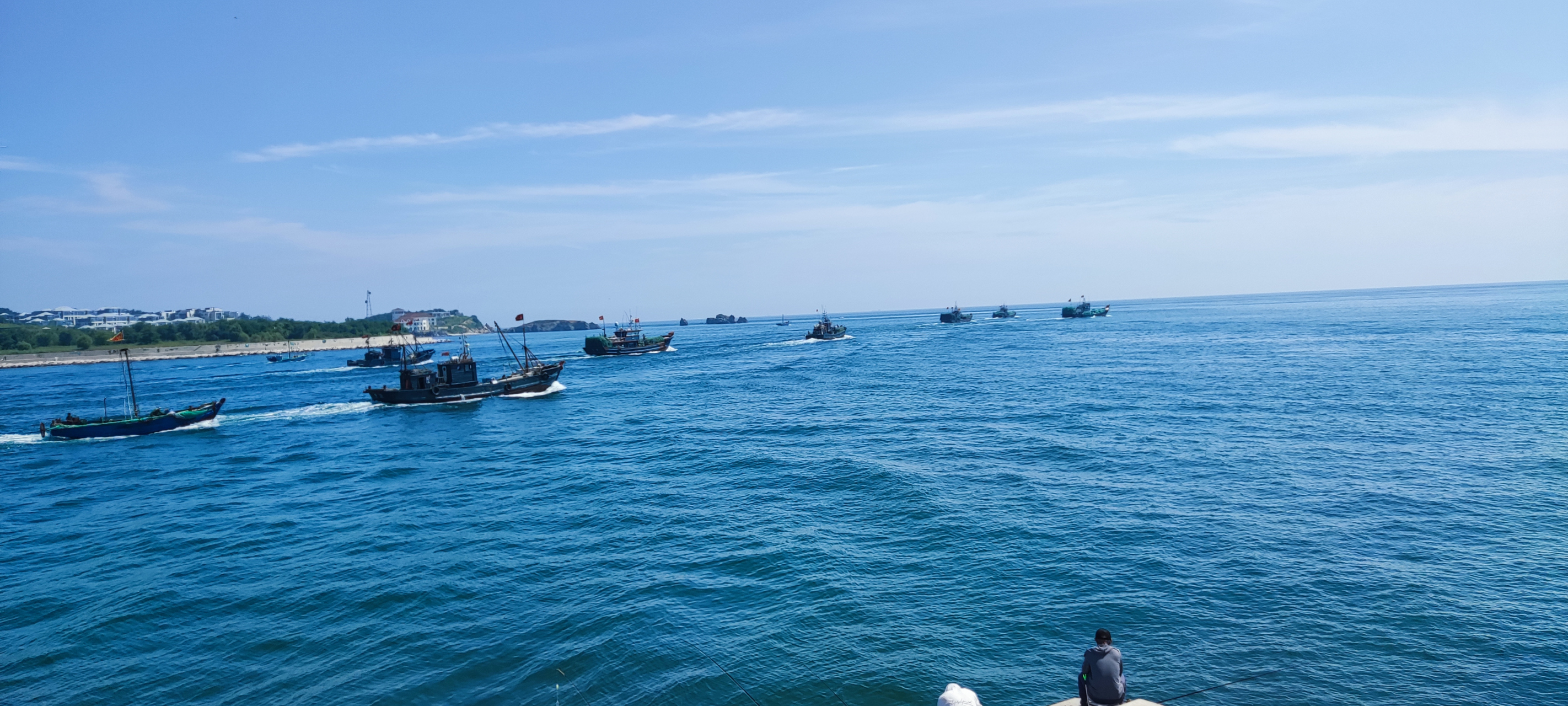 整幅画面中,渔船与大海的关系是一种共生关系,它们互相依托,构成了一