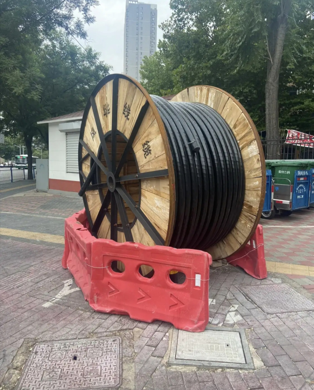 这么粗的一卷电缆放在路边,难道就不害怕丢掉吗?