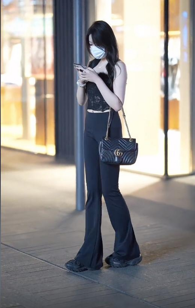 街拍阔脚裤美女#时尚街拍美女