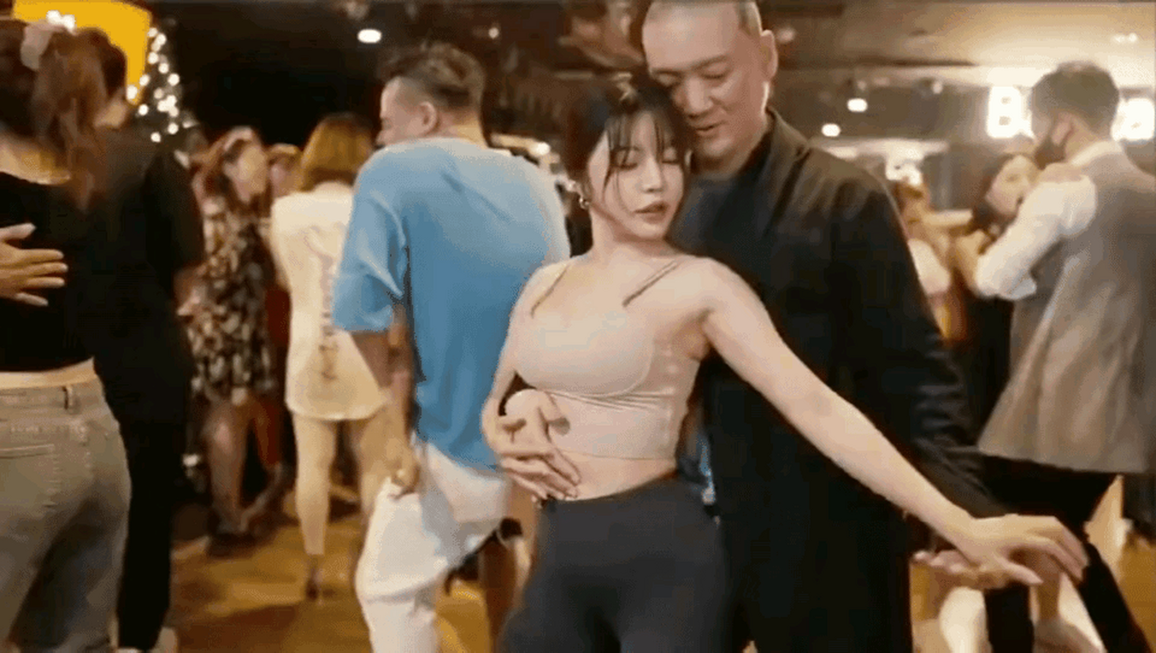 莎莎舞在成都:金卡乐舞厅的魅力无法挡!