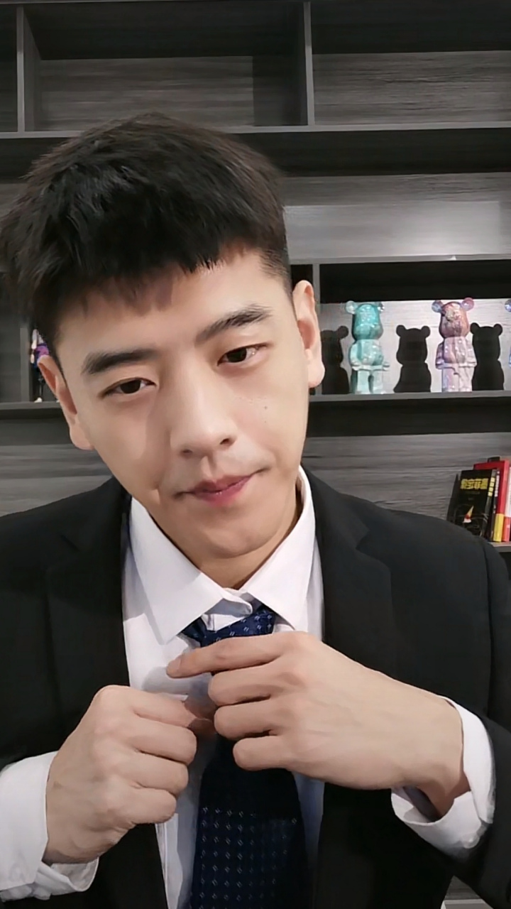 正装帅哥打领带的模样可爱极了,这样阳光帅气的男孩子谁看了不心动?