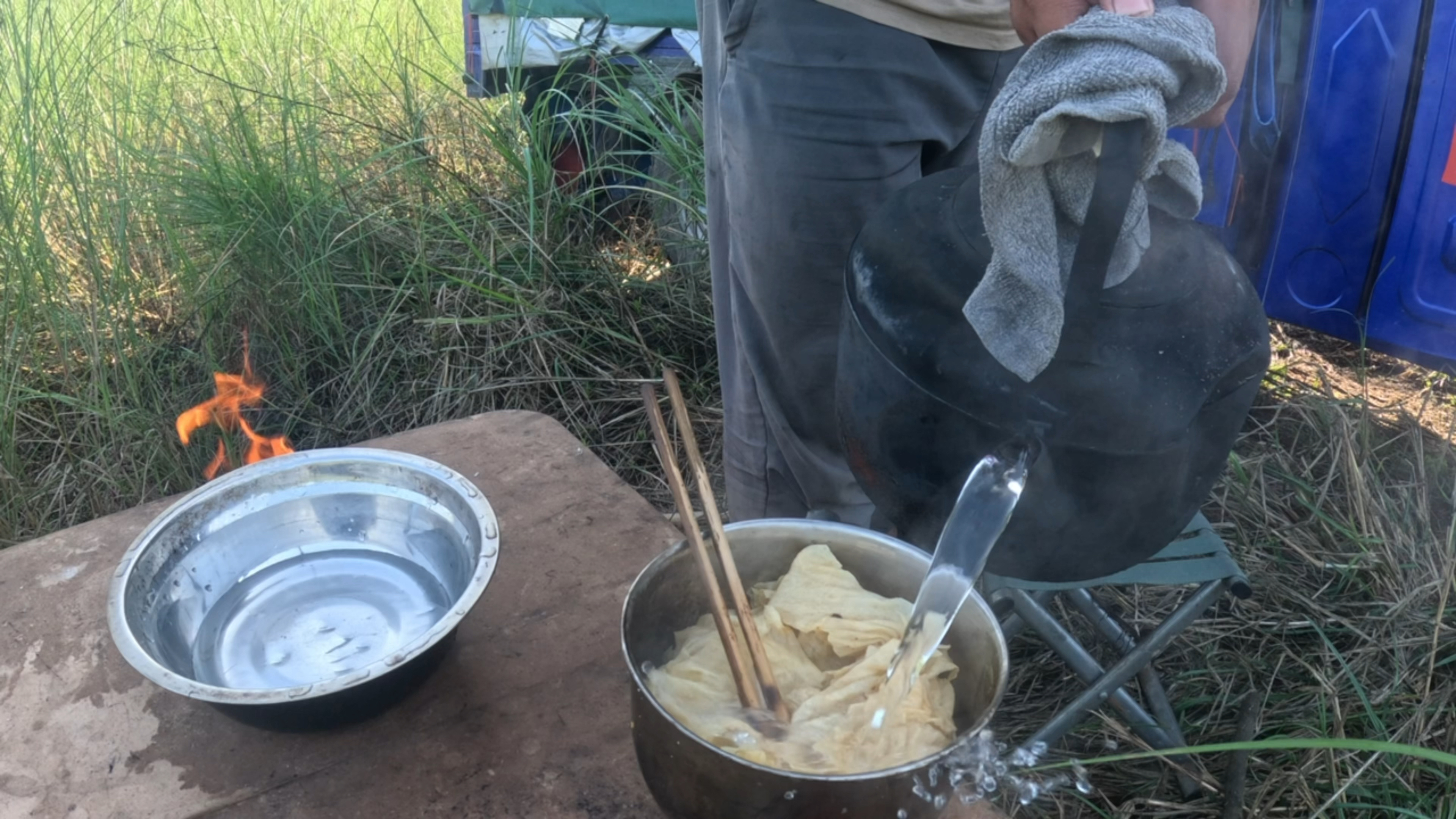 三轮车自驾游,早上出发在青衣江边上停车,烧开水泡豆皮泡面