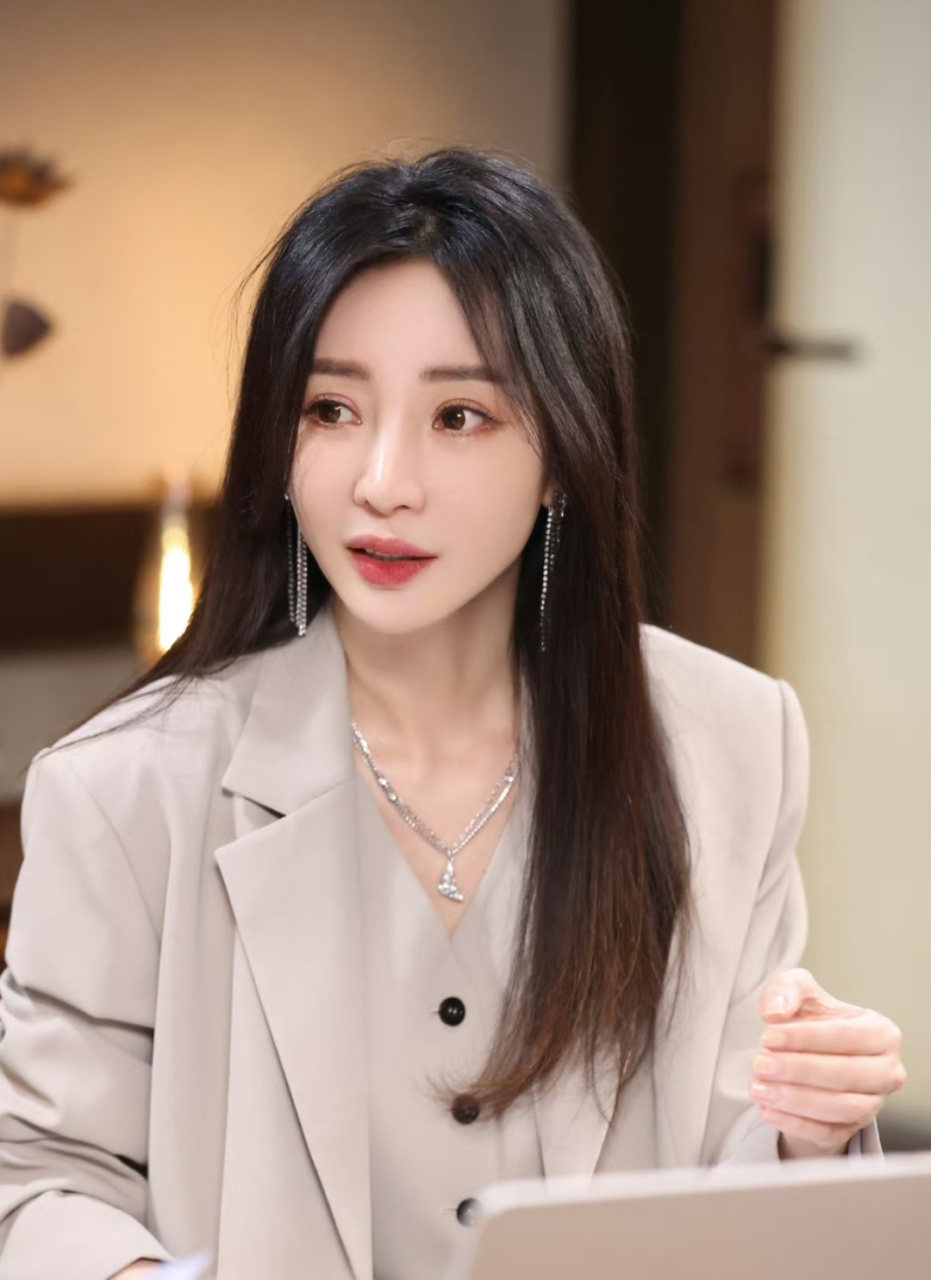 柳岩录制新综艺,换上宽松西装,披着长发,又切换到主持人的模式,气质